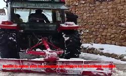 Batman’da muhtar, yolun kapanmaması için traktörle kar birikintilerini temizledi