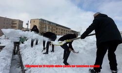Yüksekova’da Çatılarda Zorlu Kış Mesaisi: 20 Kişi Karla Mücadele Etti