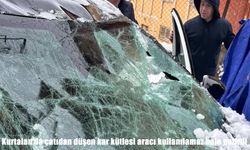 Siirt’te çatıdan düşen kar, park halindeki otomobili kullanılamaz hale getirdi