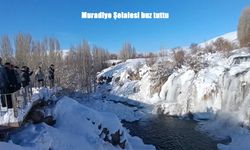 Muradiye Şelalesi kışın beyaz ihtişamı: Travertenleri andıran manzara