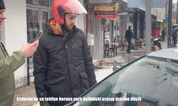 Erzincan’da su tahliye borusu park halindeki aracın üzerine düştü