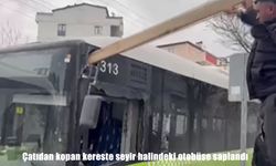 Kocaeli’de faciadan dönüldü: Çatıdan kopan kereste otobüse saplandı