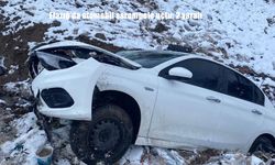 Elazığ'da otomobil şarampole uçtu: 2 yaralı