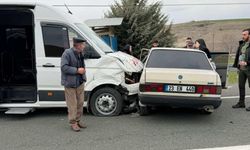 Elazığ-Pertek Yolunda Minibüs ile Tofaş Çarpıştı: 4 Yaralı