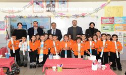 Çatak’ta Öğrencilere Dünya ve Türkiye Haritaları Dağıtıldı