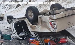 Hakkari-Çukurca Yolunda Kamyonet Takla Attı: 2 Yaralı
