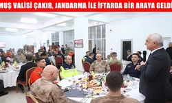 Muş Valisi Çakır, jandarma personeli ile sofrasında
