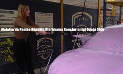 Malatya’da Pembe Köpüklü Oto Yıkama Gençlerin İlgi Odağı Oldu