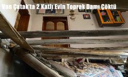 Van Çatak’ta 2 Katlı Evin Toprak Damı Çöktü
