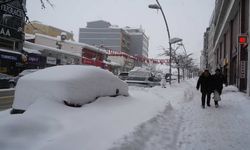 Erzurum Kar Altında: Araçlar Park Yerlerinde Kayboldu