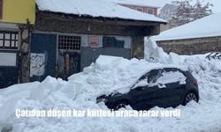 Çatıdan düşen kar kütlesi araca zarar verdi