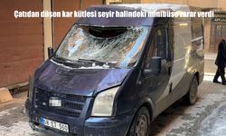 Çatıdan düşen kar kütlesi seyir halindeki minibüsün üzerine düştü
