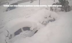 Erzincan’da iş makinası kardan kaybolan otomobile çarptı