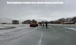 Bitlis'te karla kaplanan 8 Ağustos Stadyumu temizlendi