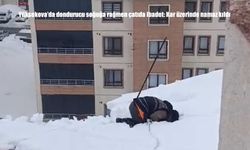 Yüksekova’da dondurucu soğukta çatıda ibadet: Kar üzerinde namaz kıldı