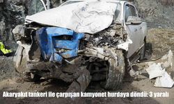 Akaryakıt tankeri ile çarpışan kamyonet hurdaya döndü: 3 yaralı