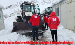 Tunceli’de Kızılay ekibi mahsur kaldı: Hasta yatağı kepçeyle ulaştırıldı