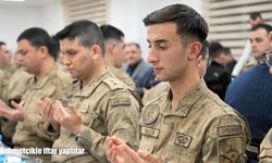 Erzurum Valisi ve Protokol Mehmetçikle İftarda Buluştu