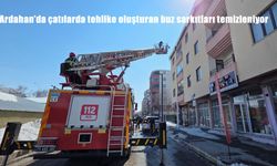 Ardahan'da çatılarda tehlike oluşturan buz sarkıtları temizleniyor