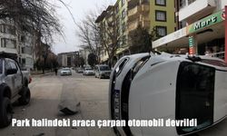 Park halindeki araca çarpan otomobil devrildi