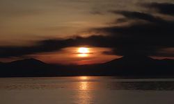 Van’da Gün Batımı ve Ayın Yükselişi Büyüledi