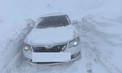 Hakkari’de 3 Bin Rakımlı Zirvede Mahsur Kalan 10 Kişi Kurtarıldı