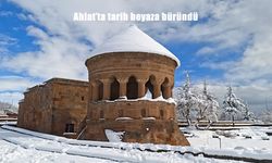 Ahlat'ta tarih beyaza büründü