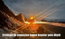 Erzincan’da yamaçtan kopan kayalar yola düştü