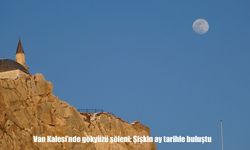 Van Kalesi’nde büyüleyen manzara: Şişkin ay gökyüzünü aydınlattı