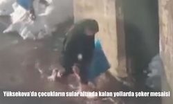Yüksekova’da çocuklar bayram şekerini sular altında topladı