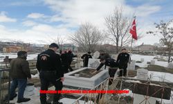 Hınıs Polisi Şehit Kabirlerini Temizleyip Bakım Yaptı