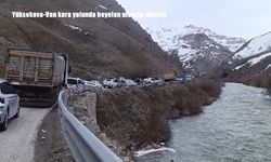Heyelan, Yüksekova-Van kara yolunu kapattı
