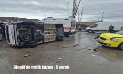 Bingöl’de taksi ile hafif ticari araç çarpıştı : 5 yaralı