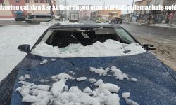 Ardahan’da çatıdan düşen kar kütlesi otomobili hurdaya çevirdi
