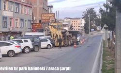 Diyarbakır’da saman yüklü tır devrildi: 7 araç hasar gördü