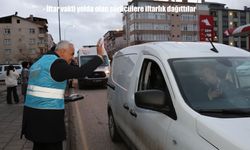 Oltu’da “İftara 5 Kala” etkinliğiyle sürücülere iftarlık dağıttılar