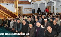 Oltu’da bayram namazı yoğun katılımla kılındı: Camiler doldu taştı