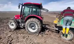 Kars’ta Çamura Saplanan Traktörler Güçlükle Kurtarıldı