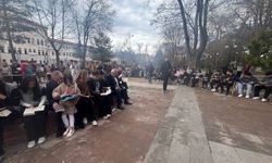 Erzincan’da Yüzlerce Öğrenci Açık Havada Kitap Okudu