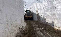 Yüksekova’da Nisan Ayında 6 Metrelik Kar: Yollar Tünele Döndü