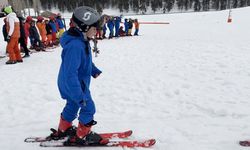 Kars’ta Çocuklar Nisan’da Kayak Öğreniyor