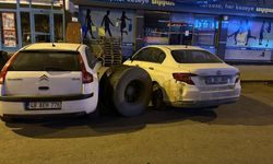 Kars’ta Kamyonun Kopan Tekeri Park Halindeki Araçlara Çarptı