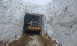 Hakkari’de Nisan Ayında 6 Metrelik Karda Yol Açma Çalışması