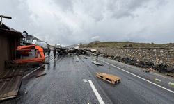 Bitlis’te İş Makinesi ile Tır Çarpıştı: 1’i Ağır 3 Yaralı