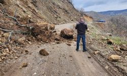 Karakoçan’da Toprak Kayması: Köy Yolu Kapatıldı