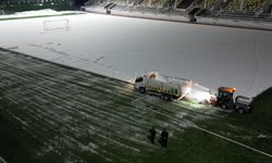 Bitlis’te Maç Öncesi Sahada Kar Temizliği