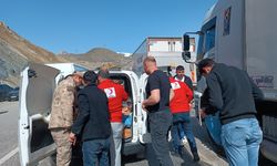 Hakkari–Van Yolunda Heyelan Sonrası Kızılay’dan Yolda Kalanlara Kumanya Desteği