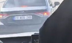 Elazığ’da Trafikte Tehlikeli Anlar: Otomobil Yolcu Minibüsünü Sıkıştırdı