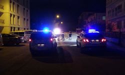 Husumetli Dehşeti: Evinin Önünde Silahlı Saldırıya Uğrayan Kişi Yaralandı