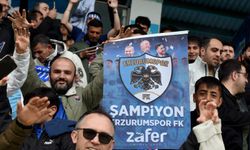 Şampiyon taraftarlara bayrak ve poster jesti